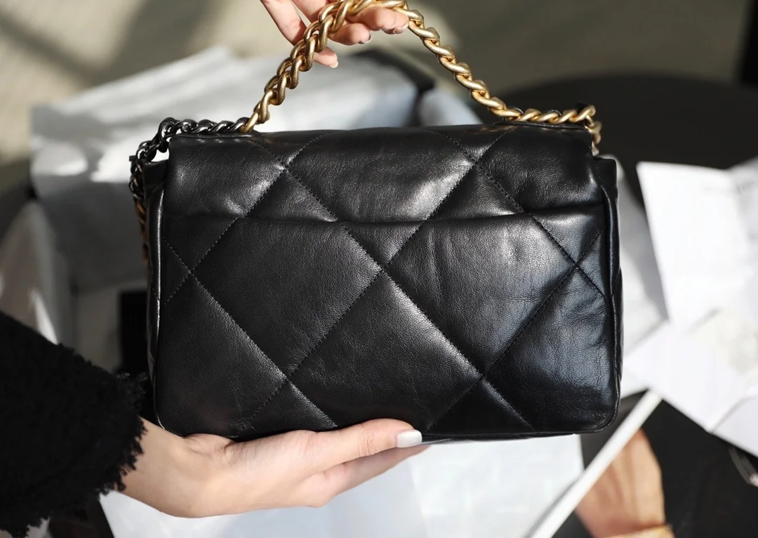 샤넬 19백 미디움 램스킨 블랙 골드