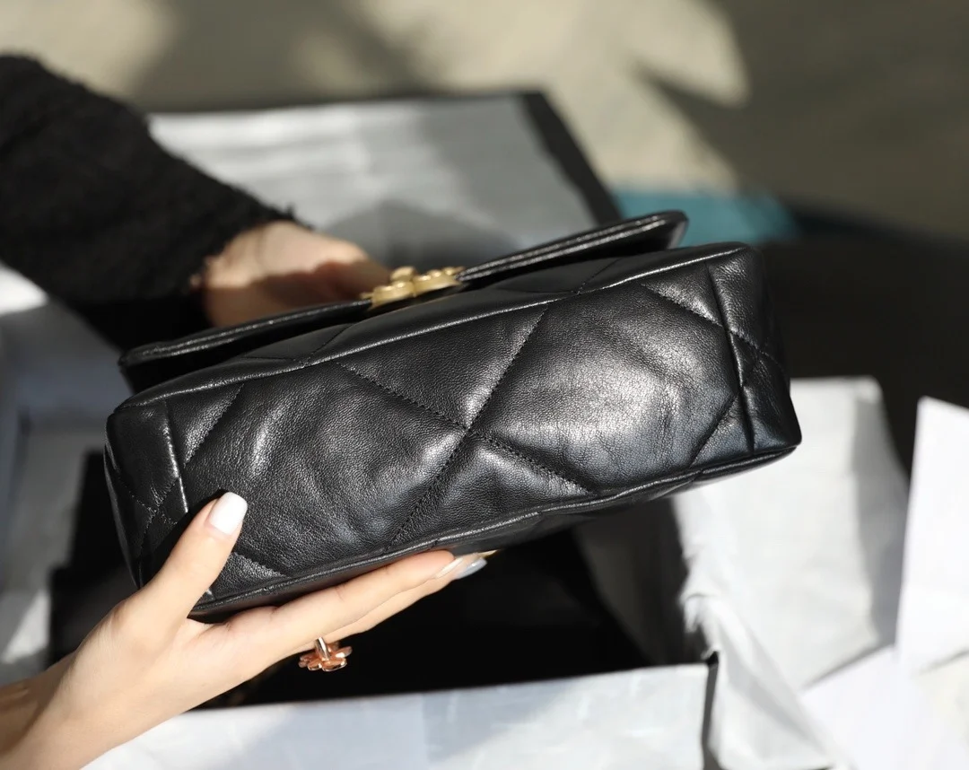 샤넬 19백 미디움 램스킨 블랙 골드