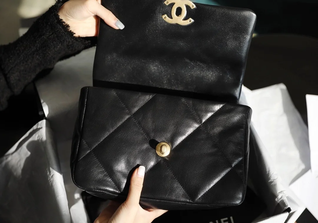 샤넬 19백 미디움 램스킨 블랙 골드