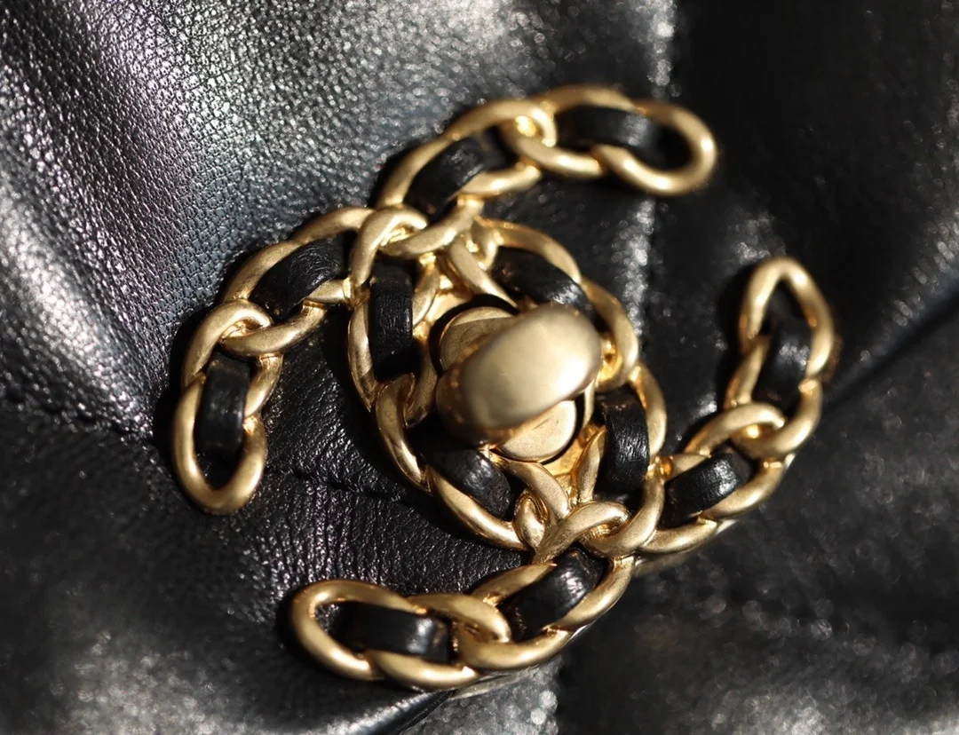 샤넬 19백 미디움 램스킨 블랙 골드