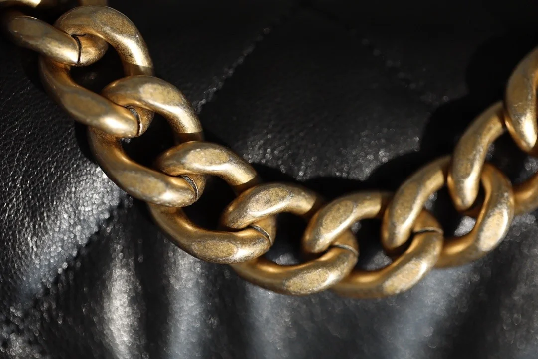 샤넬 19백 미디움 램스킨 블랙 골드