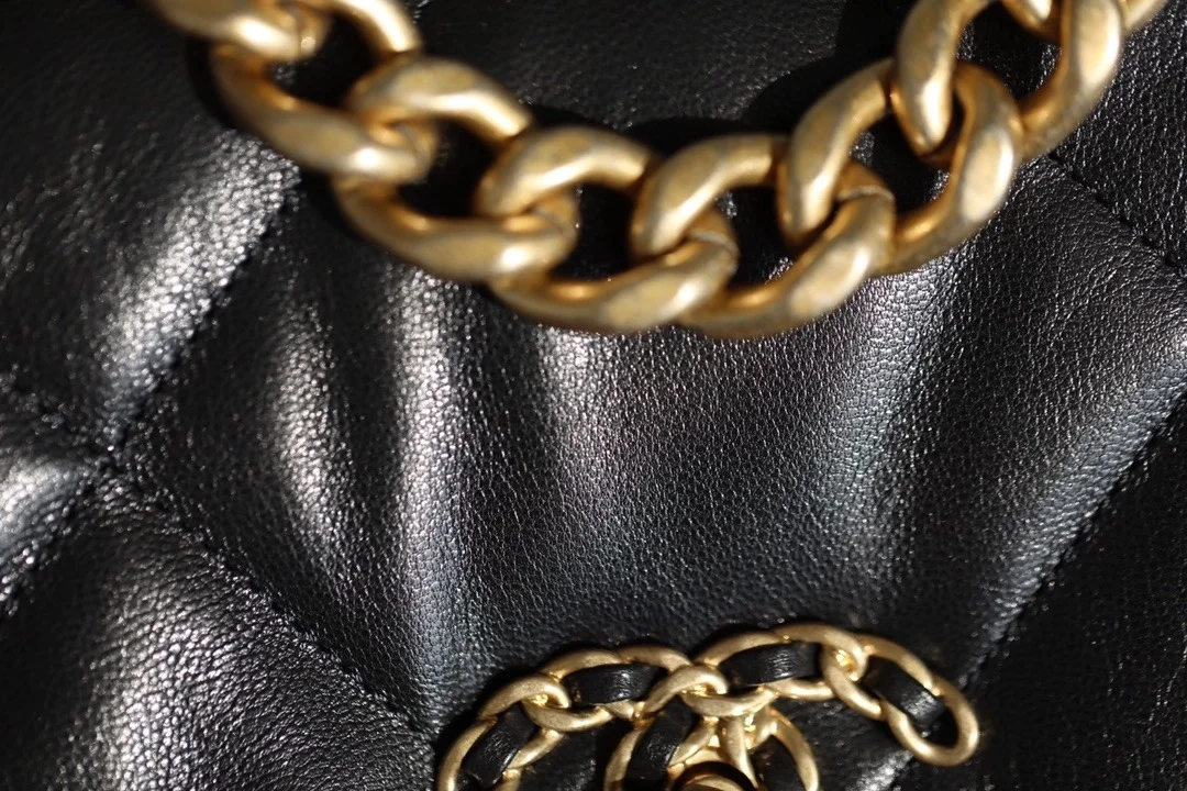 샤넬 19백 미디움 램스킨 블랙 골드