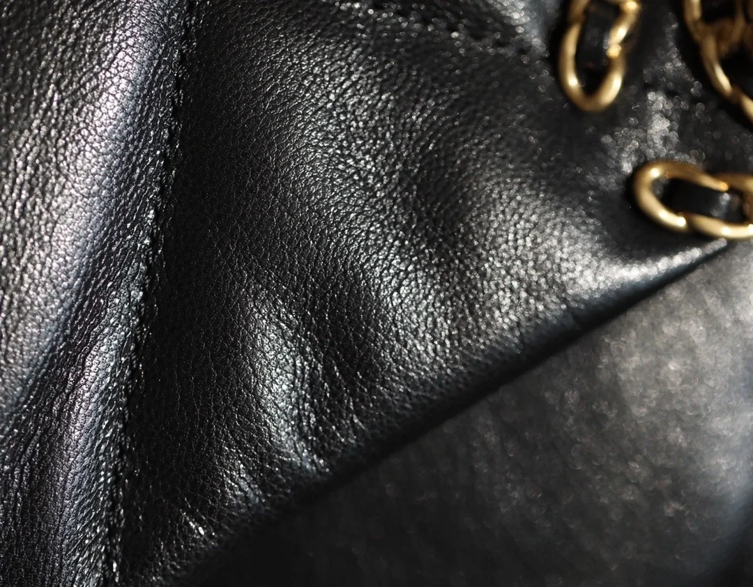 샤넬 19백 미디움 램스킨 블랙 골드