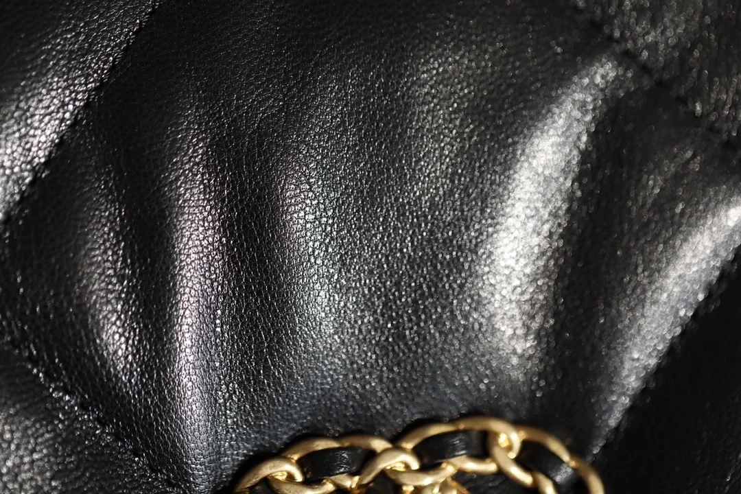 샤넬 19백 미디움 램스킨 블랙 골드