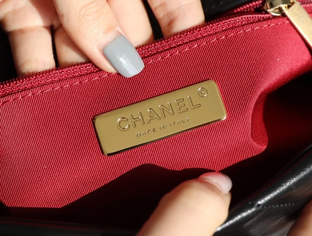 샤넬 19백 미디움 램스킨 블랙 골드