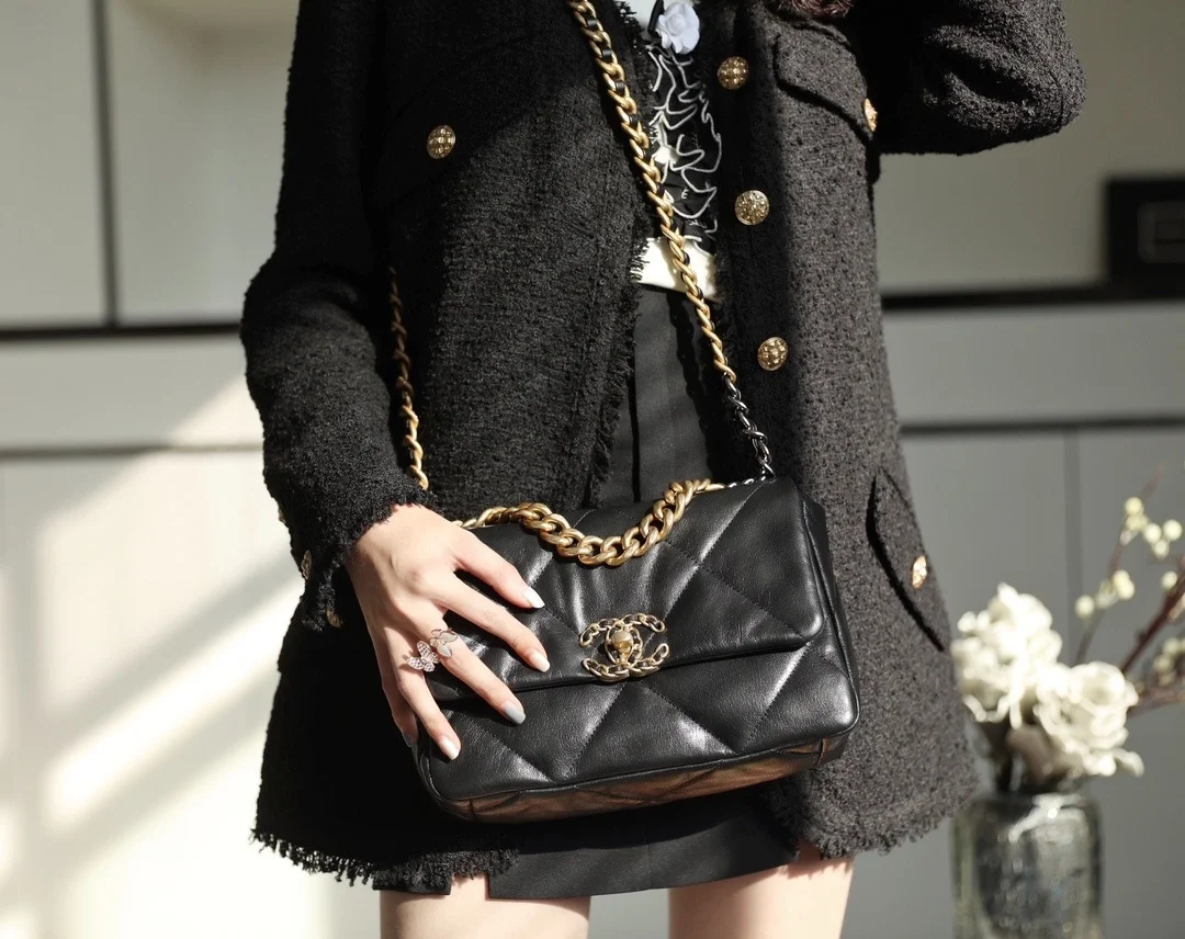 샤넬 19백 미디움 램스킨 블랙 골드