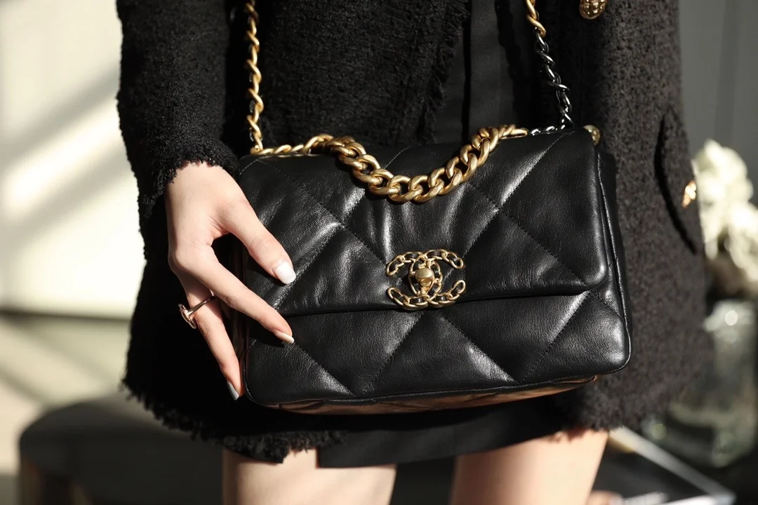 샤넬 19백 미디움 램스킨 블랙 골드