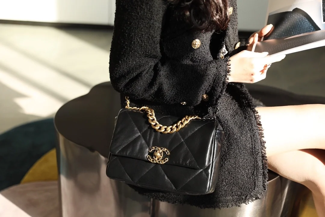 샤넬 19백 미디움 램스킨 블랙 골드