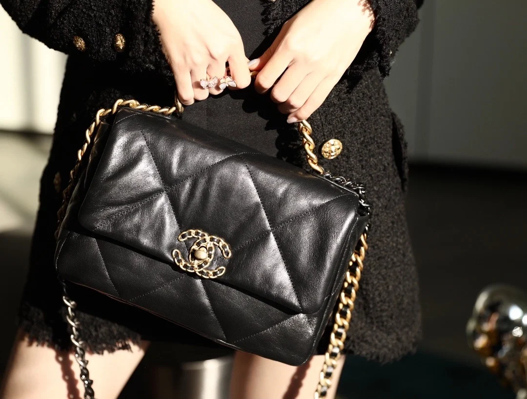 샤넬 19백 미디움 램스킨 블랙 골드