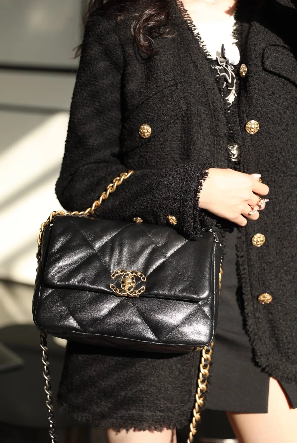 샤넬 19백 미디움 램스킨 블랙 골드