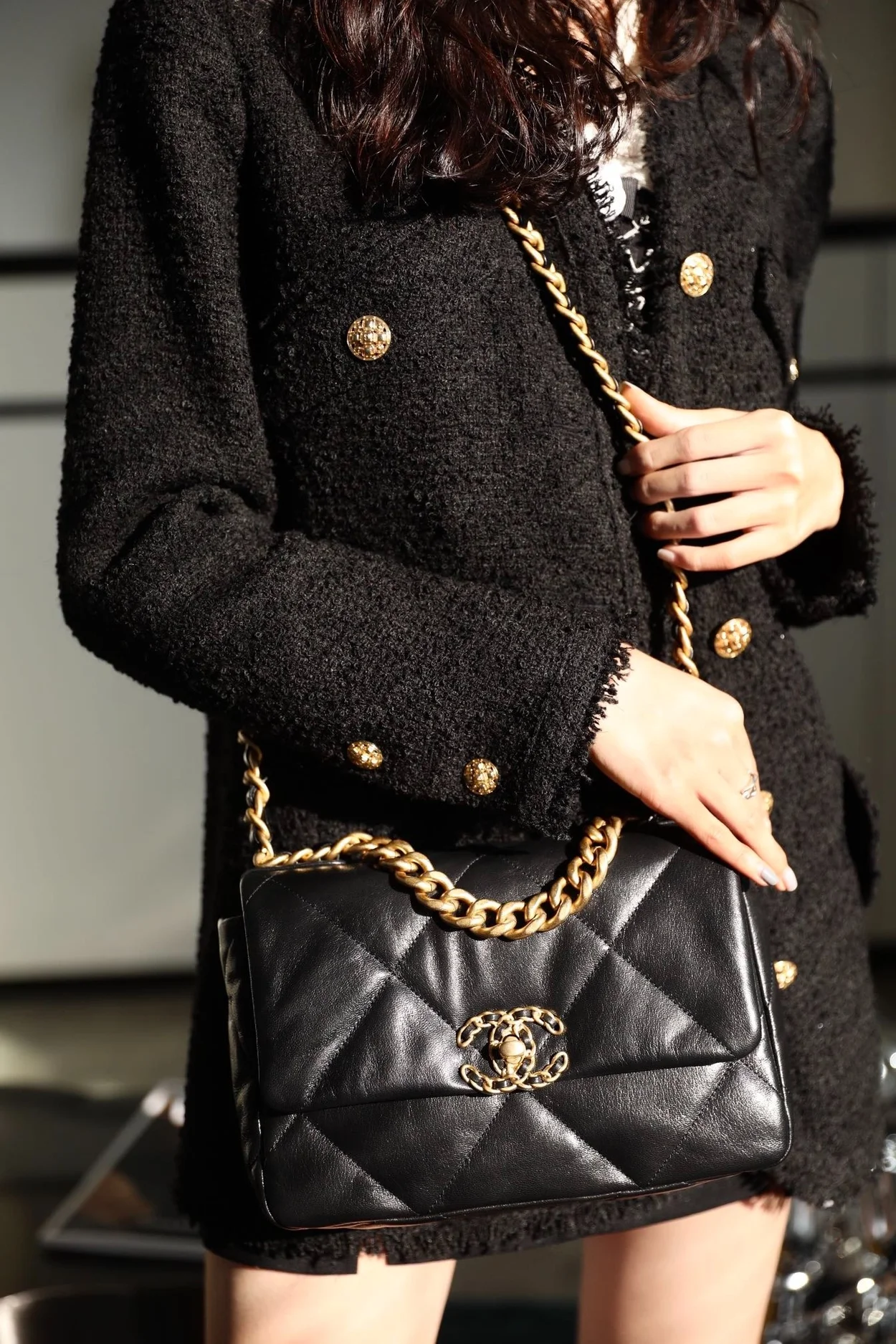 샤넬 19백 미디움 램스킨 블랙 골드