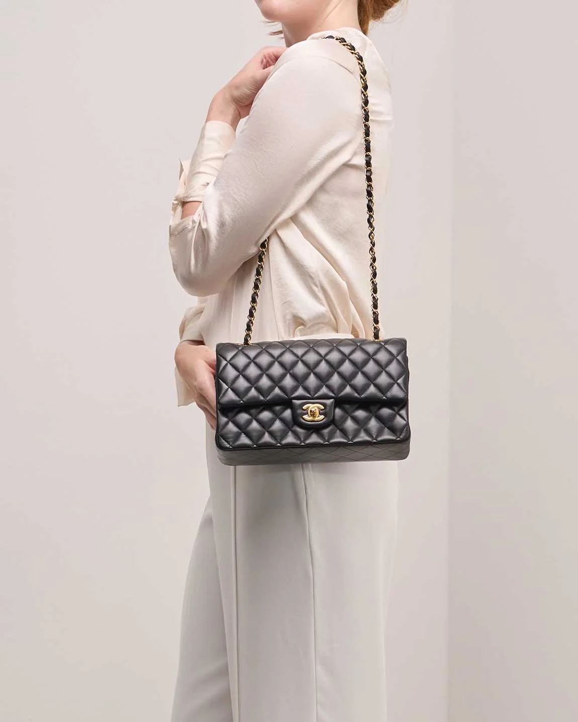 샤넬 클래식 미디움 램스킨 블랙 골드