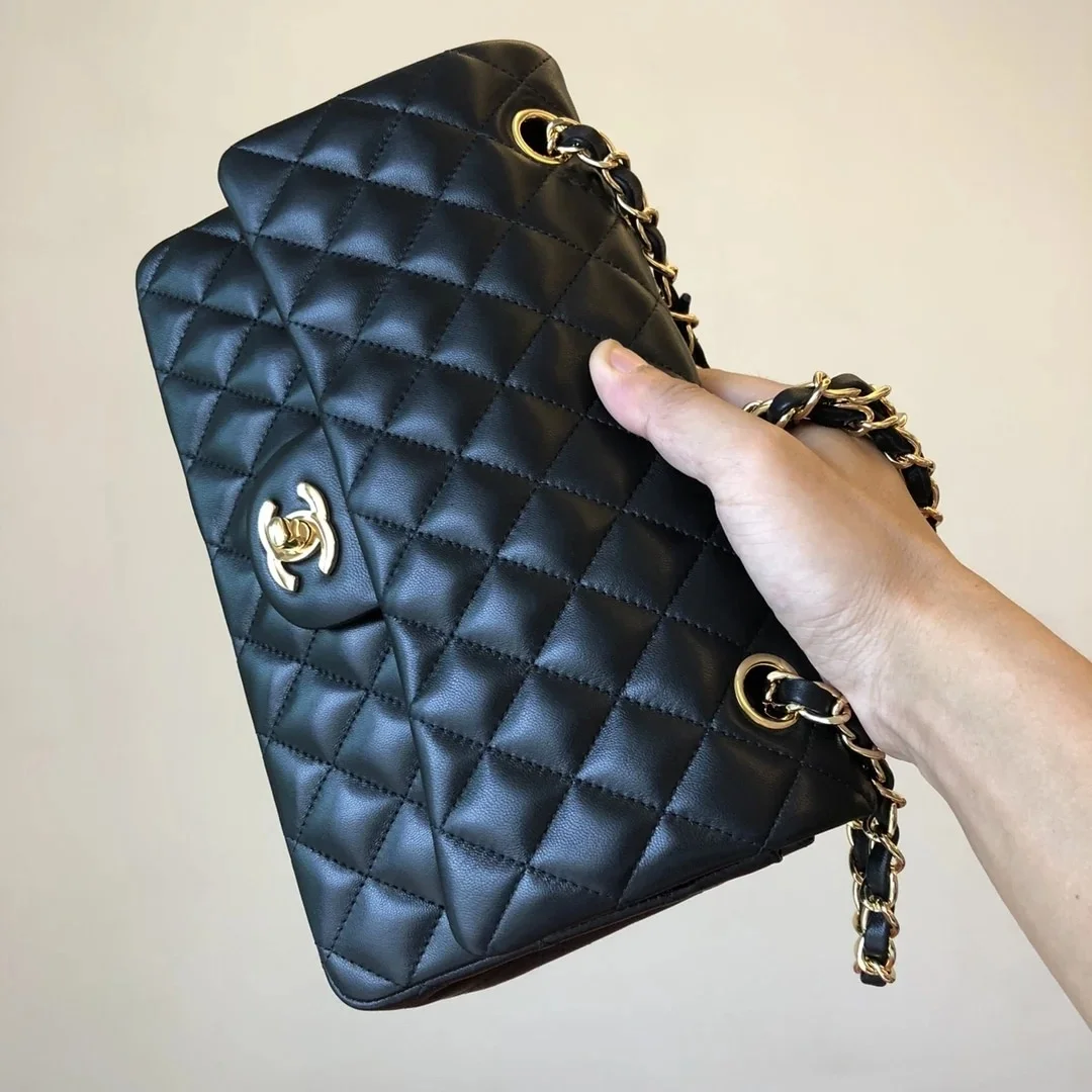 샤넬 클래식 미디움 램스킨 블랙 골드