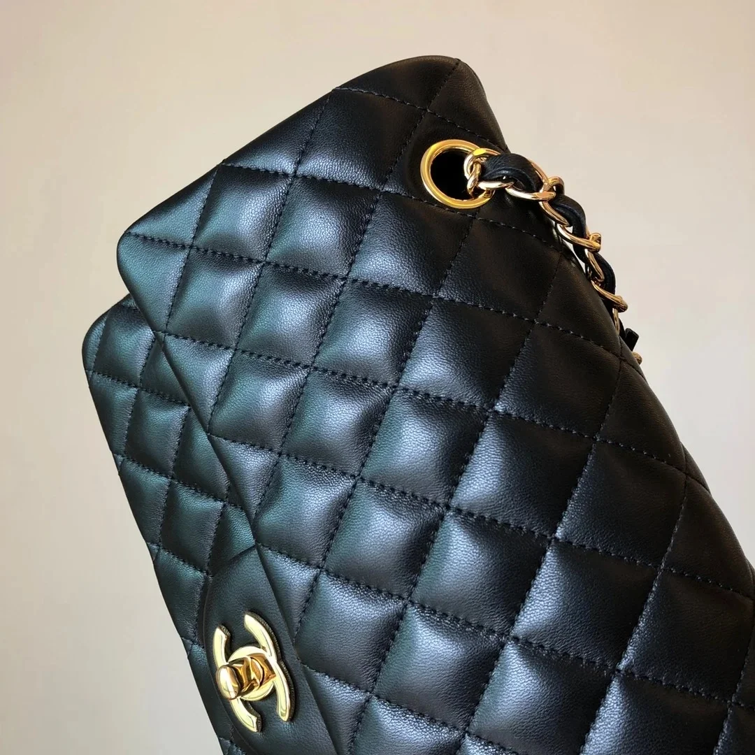 샤넬 클래식 미디움 램스킨 블랙 골드