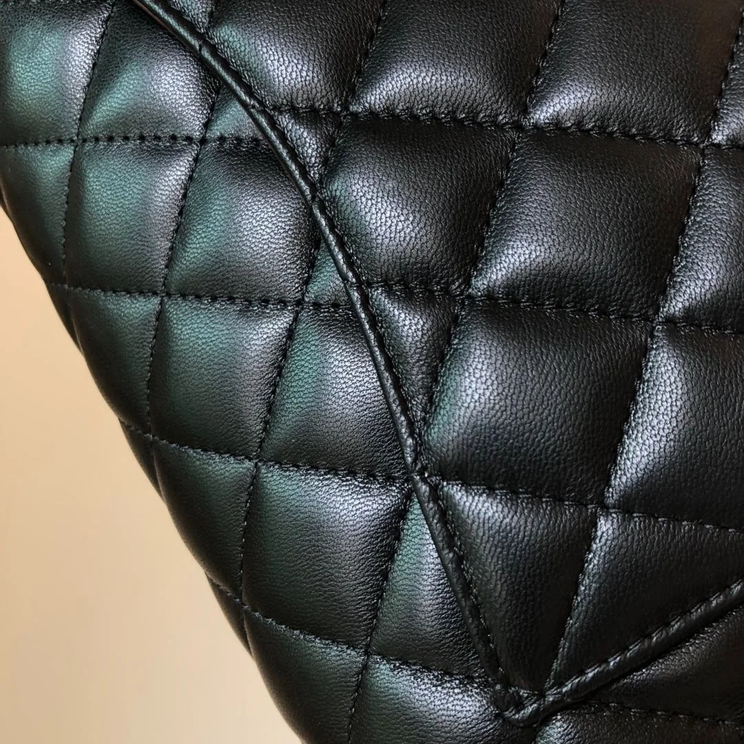 샤넬 클래식 미디움 램스킨 블랙 골드