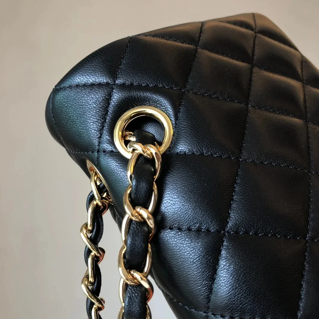 샤넬 클래식 미디움 램스킨 블랙 골드