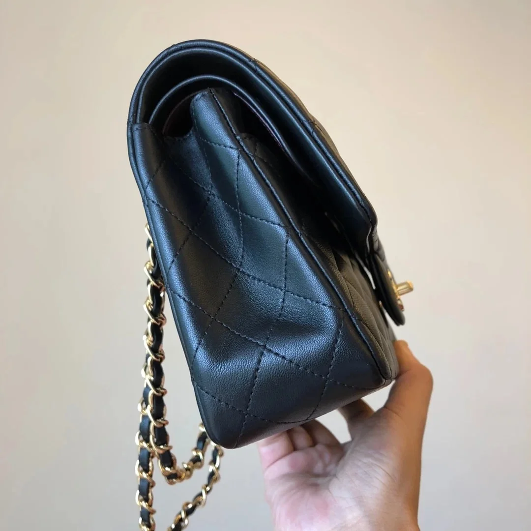 샤넬 클래식 미디움 램스킨 블랙 골드