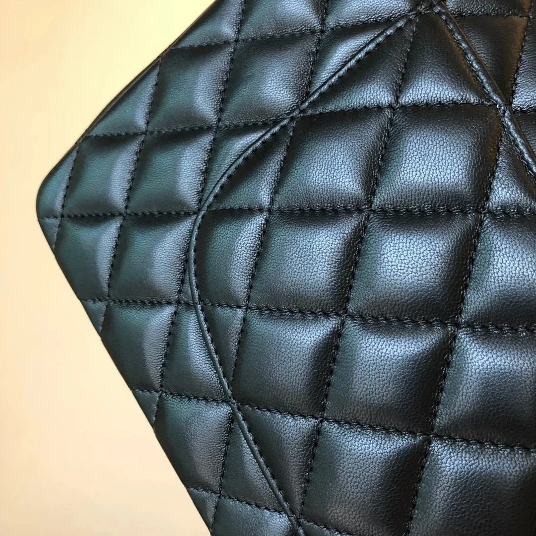 샤넬 클래식 미디움 램스킨 블랙 골드