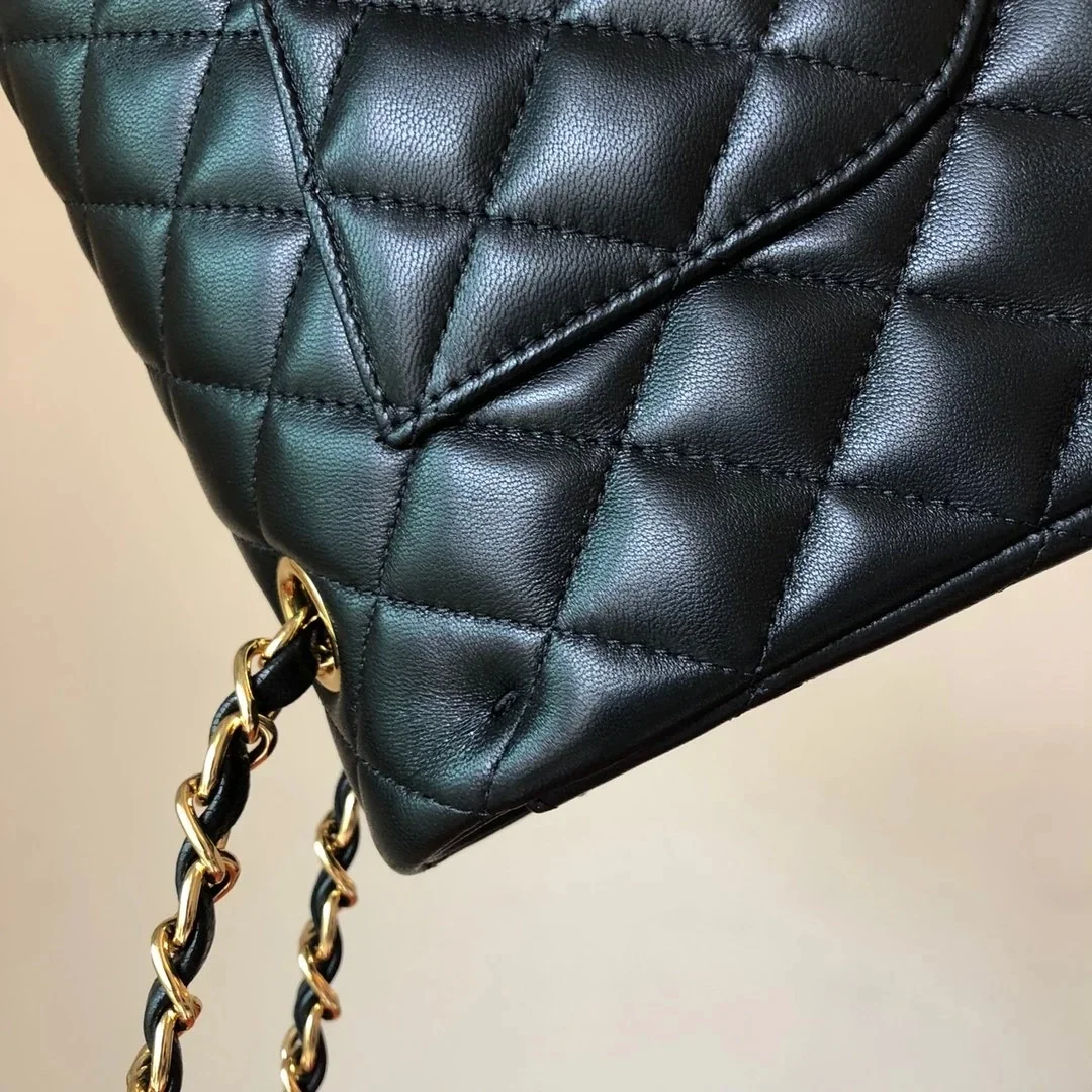 샤넬 클래식 미디움 램스킨 블랙 골드