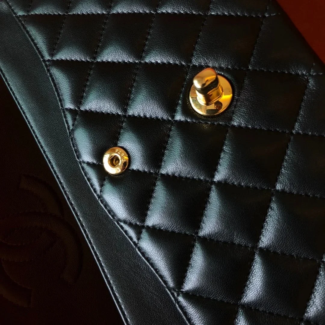 샤넬 클래식 미디움 램스킨 블랙 골드