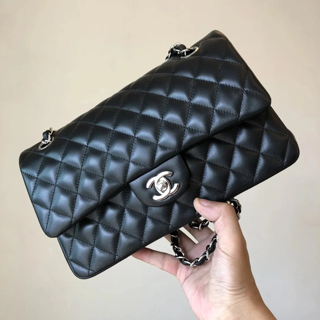 샤넬 클래식 미디움 램스킨 블랙 실버