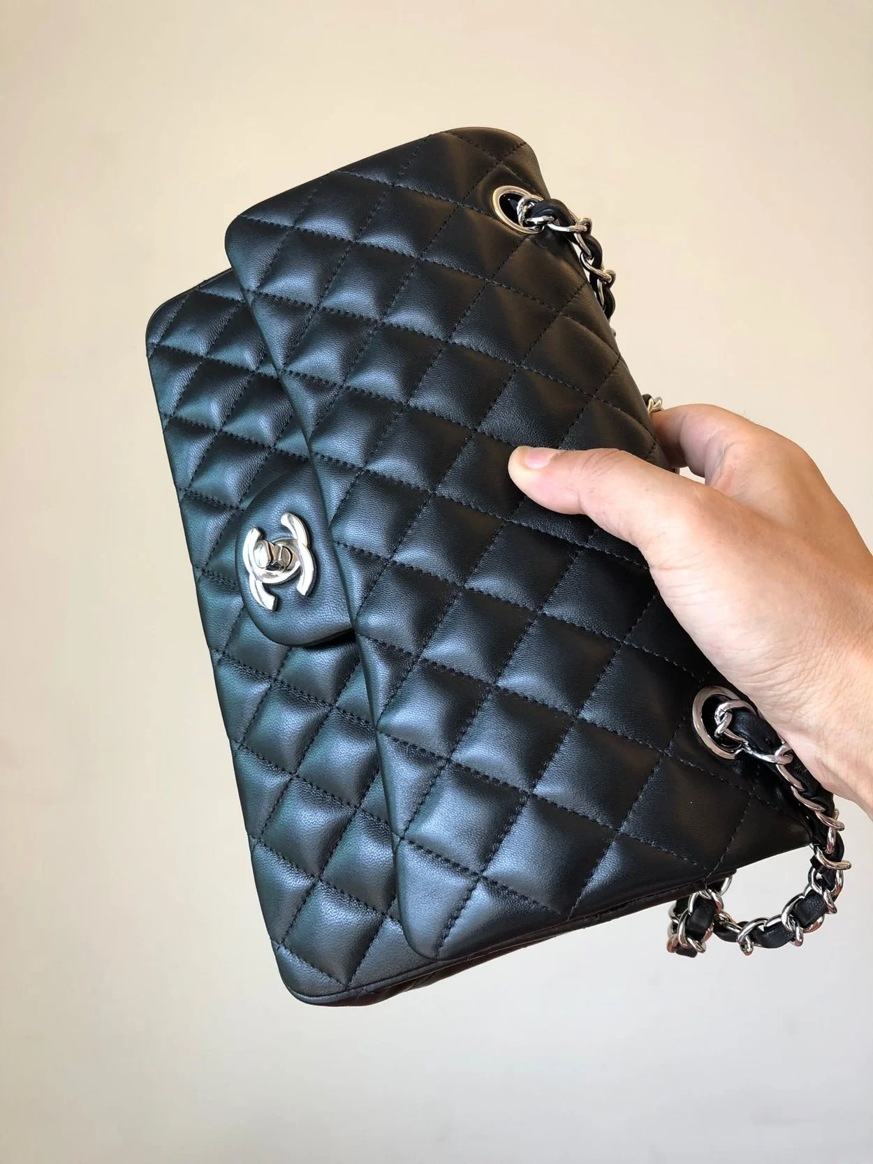 샤넬 클래식 미디움 램스킨 블랙 실버