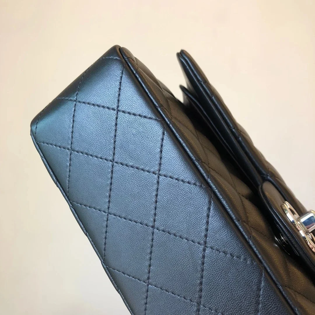 샤넬 클래식 미디움 램스킨 블랙 실버