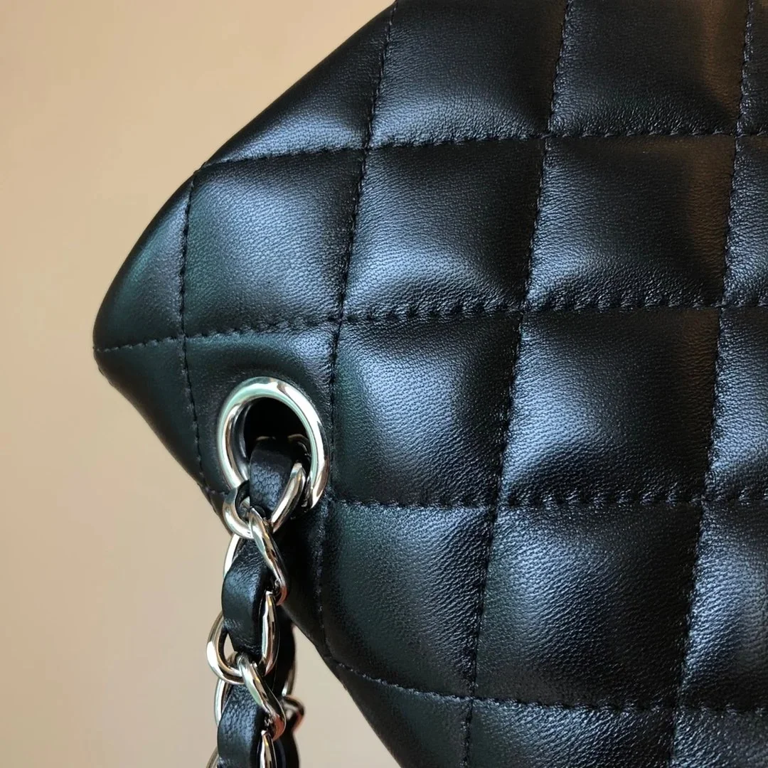 샤넬 클래식 미디움 램스킨 블랙 실버