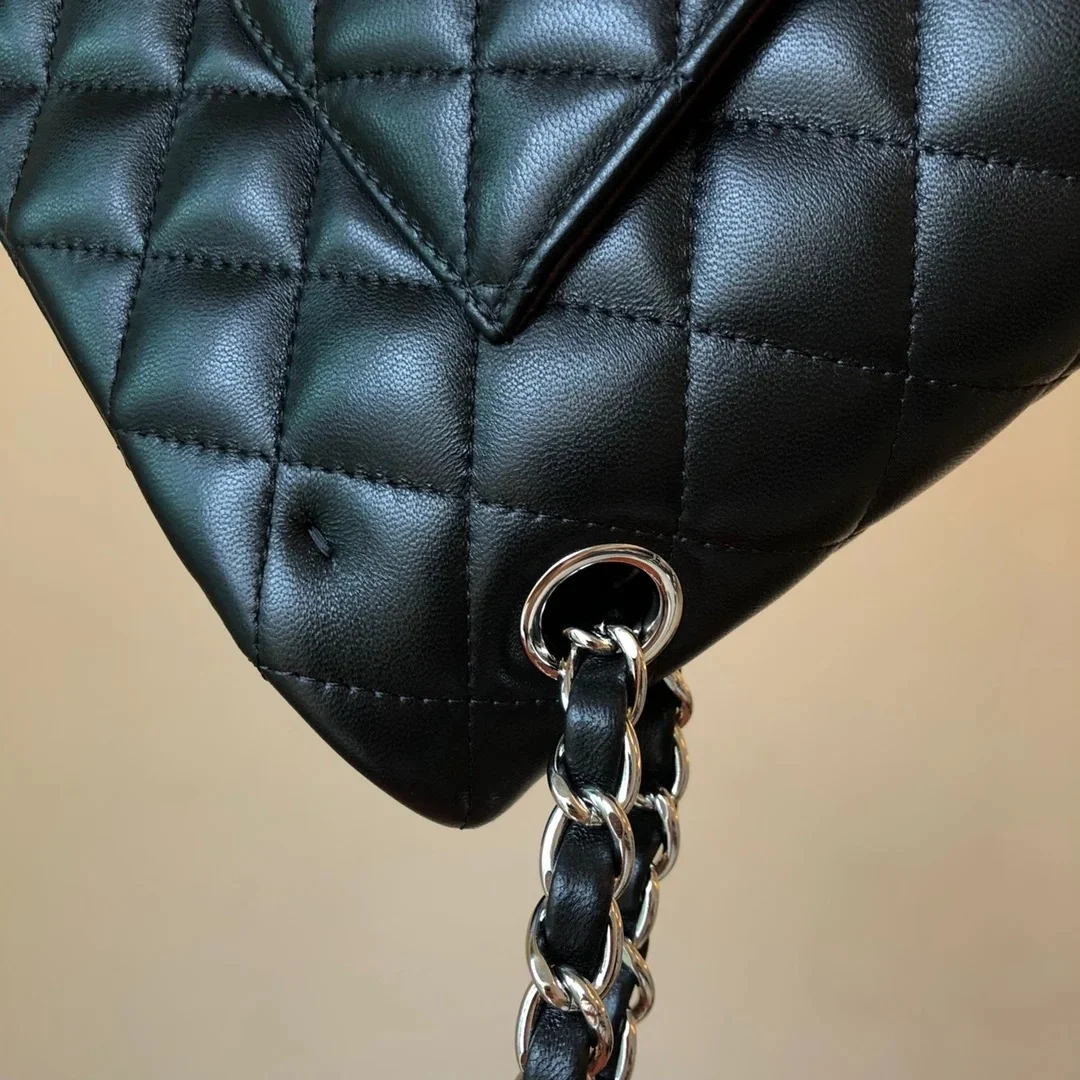 샤넬 클래식 미디움 램스킨 블랙 실버