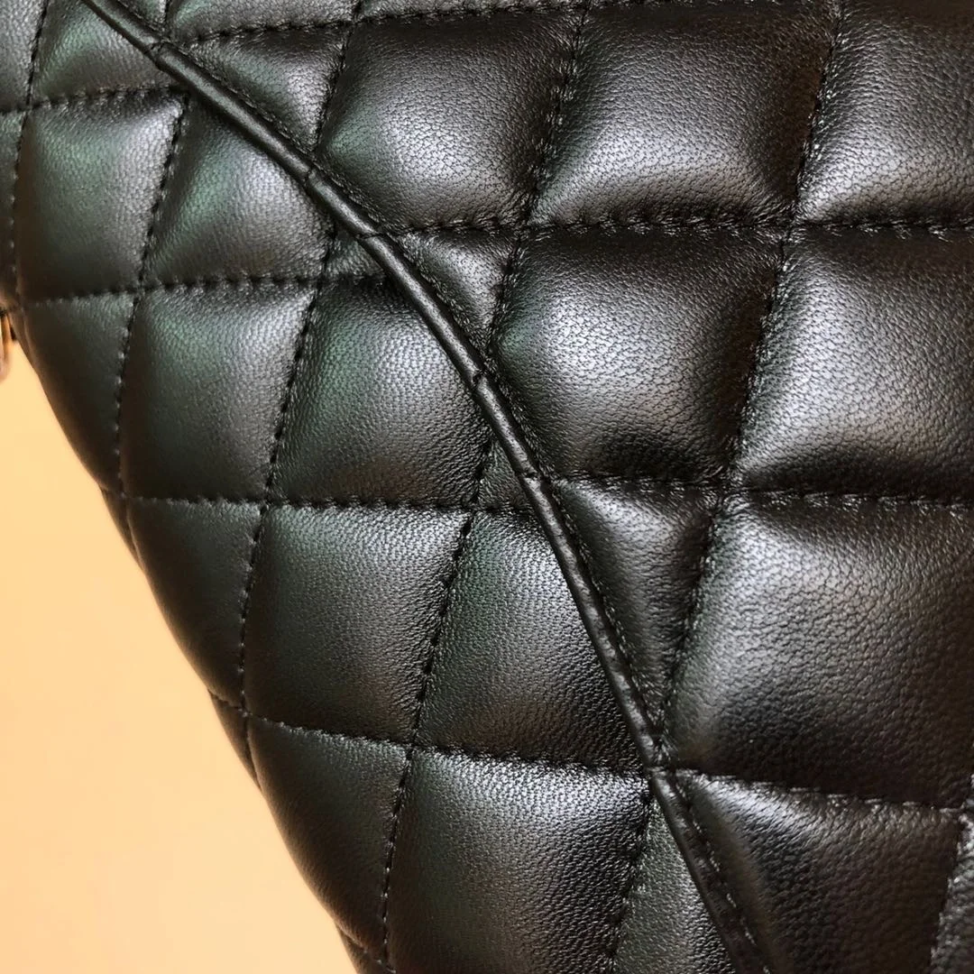 샤넬 클래식 미디움 램스킨 블랙 실버