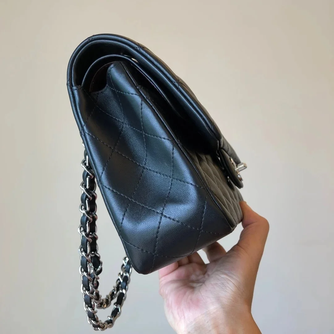 샤넬 클래식 미디움 램스킨 블랙 실버