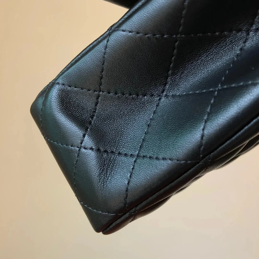 샤넬 클래식 미디움 램스킨 블랙 실버