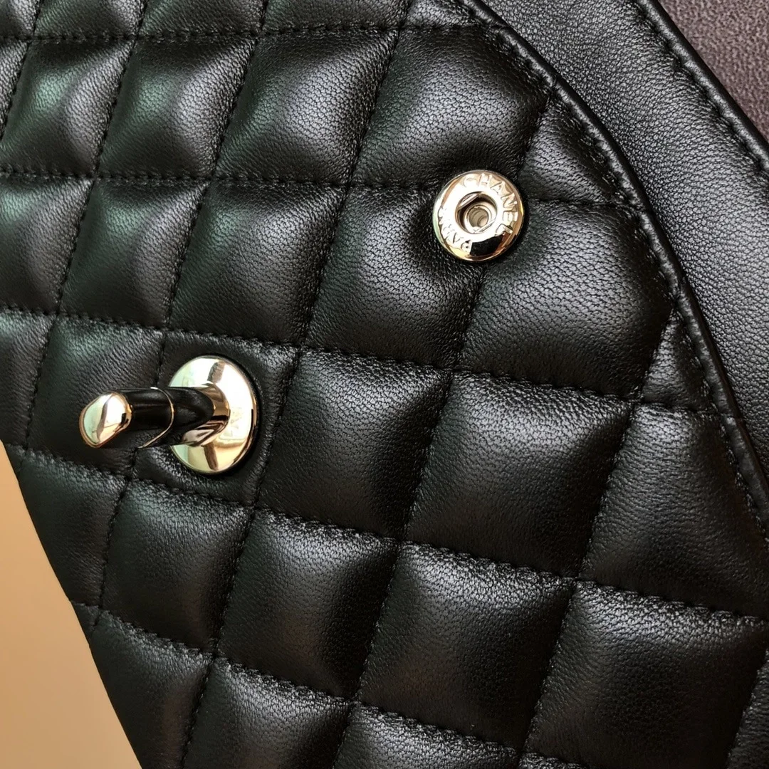 샤넬 클래식 미디움 램스킨 블랙 실버