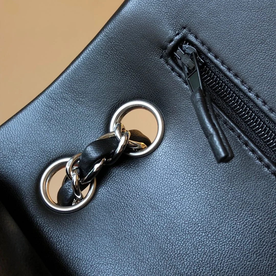 샤넬 클래식 미디움 램스킨 블랙 실버