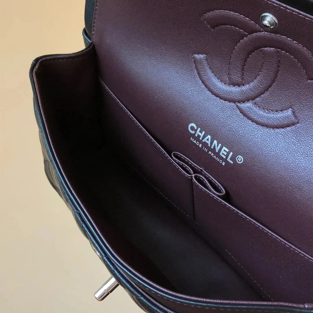 샤넬 클래식 미디움 램스킨 블랙 실버