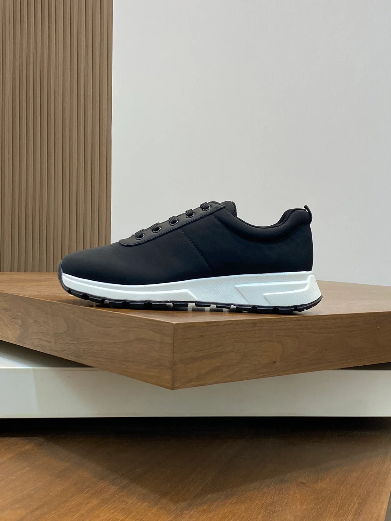 프라다 캔버스 스니커즈 블랙