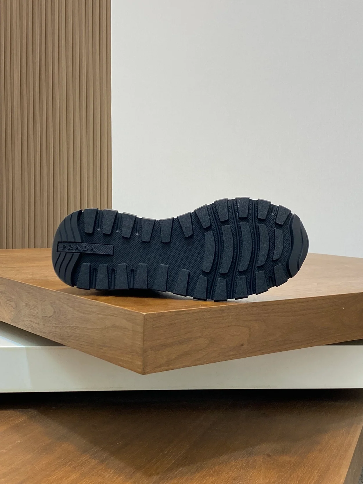 프라다 캔버스 스니커즈 블랙