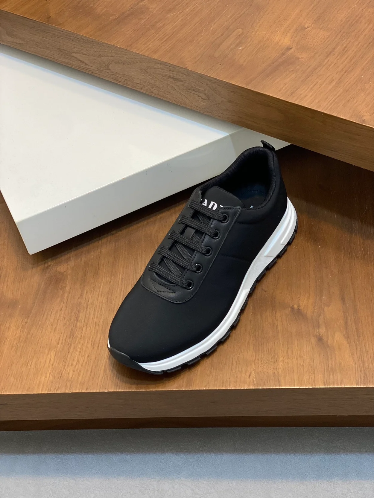 프라다 캔버스 스니커즈 블랙