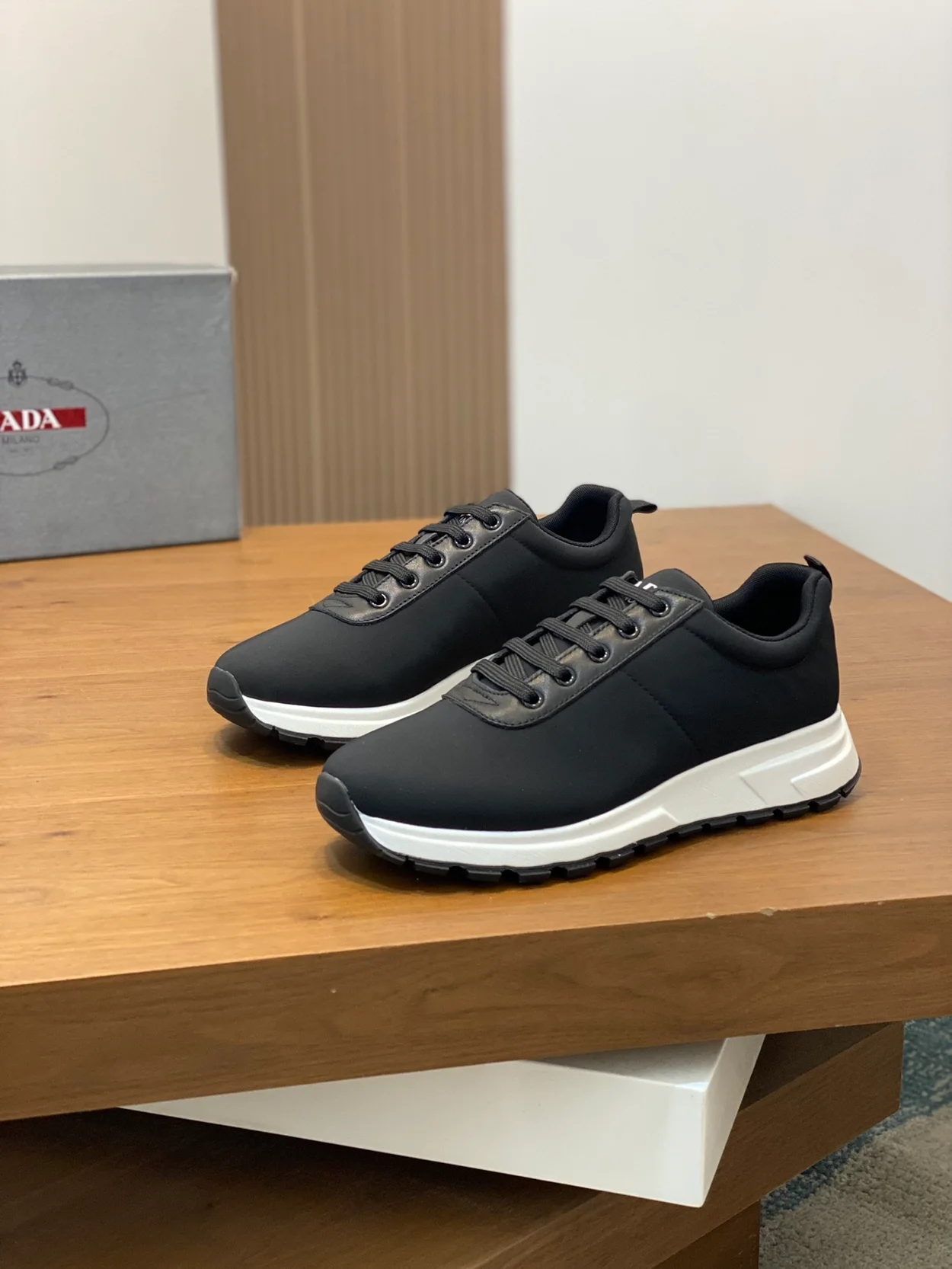 프라다 캔버스 스니커즈 블랙