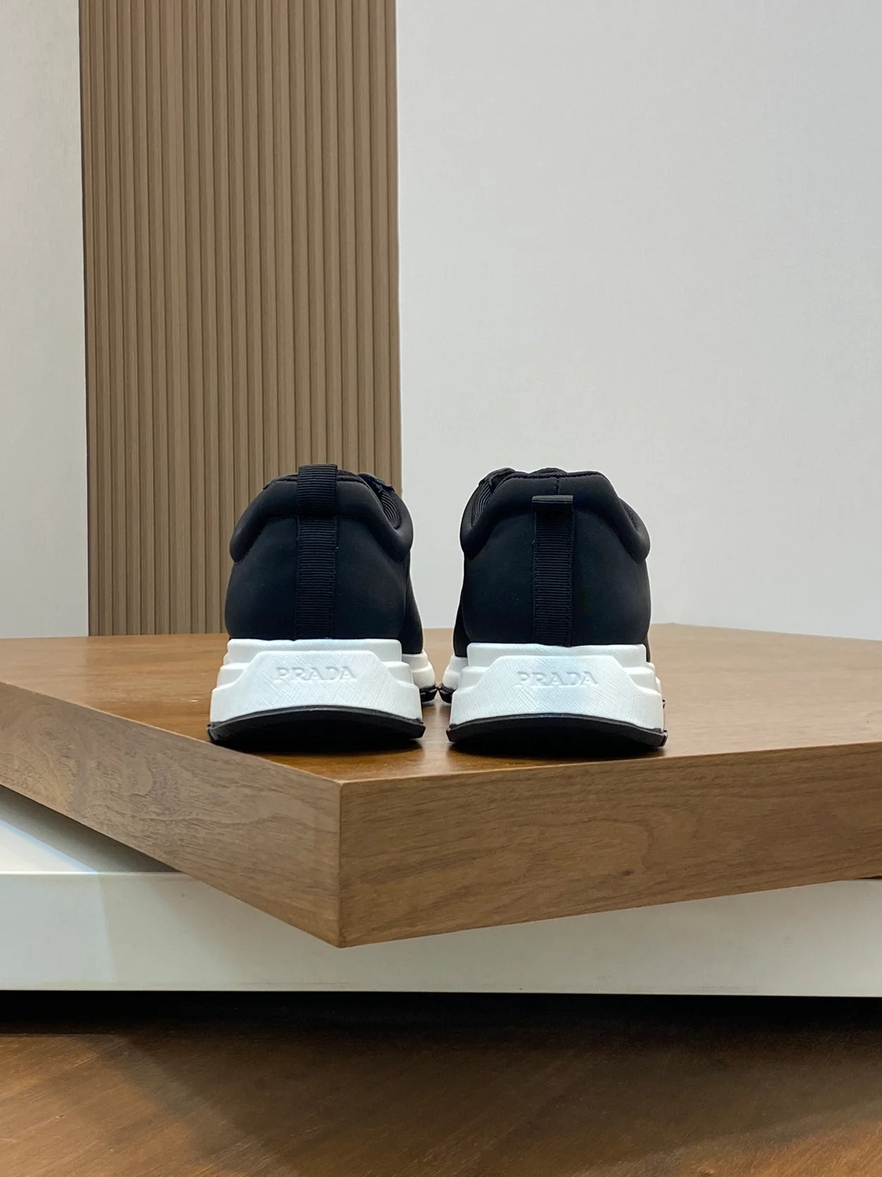 프라다 캔버스 스니커즈 블랙