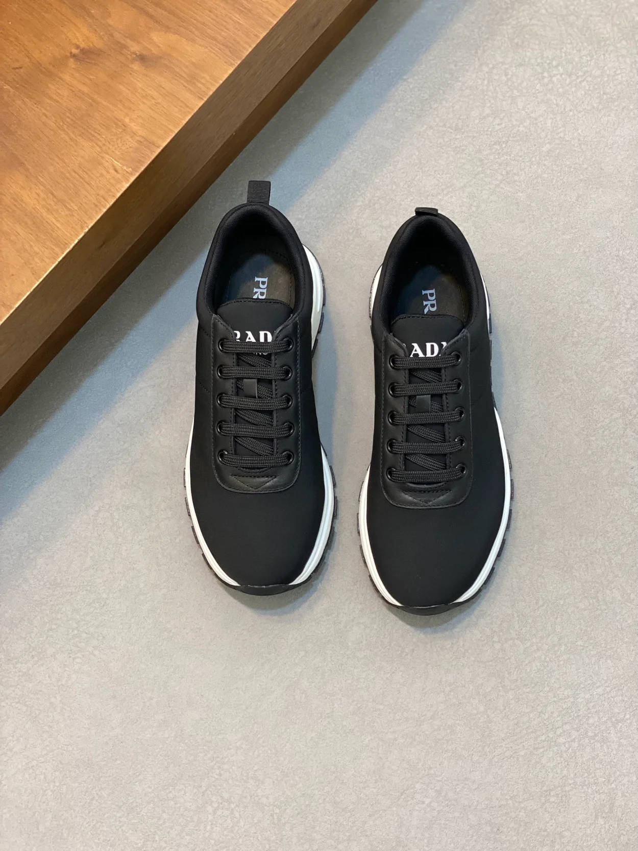 프라다 캔버스 스니커즈 블랙
