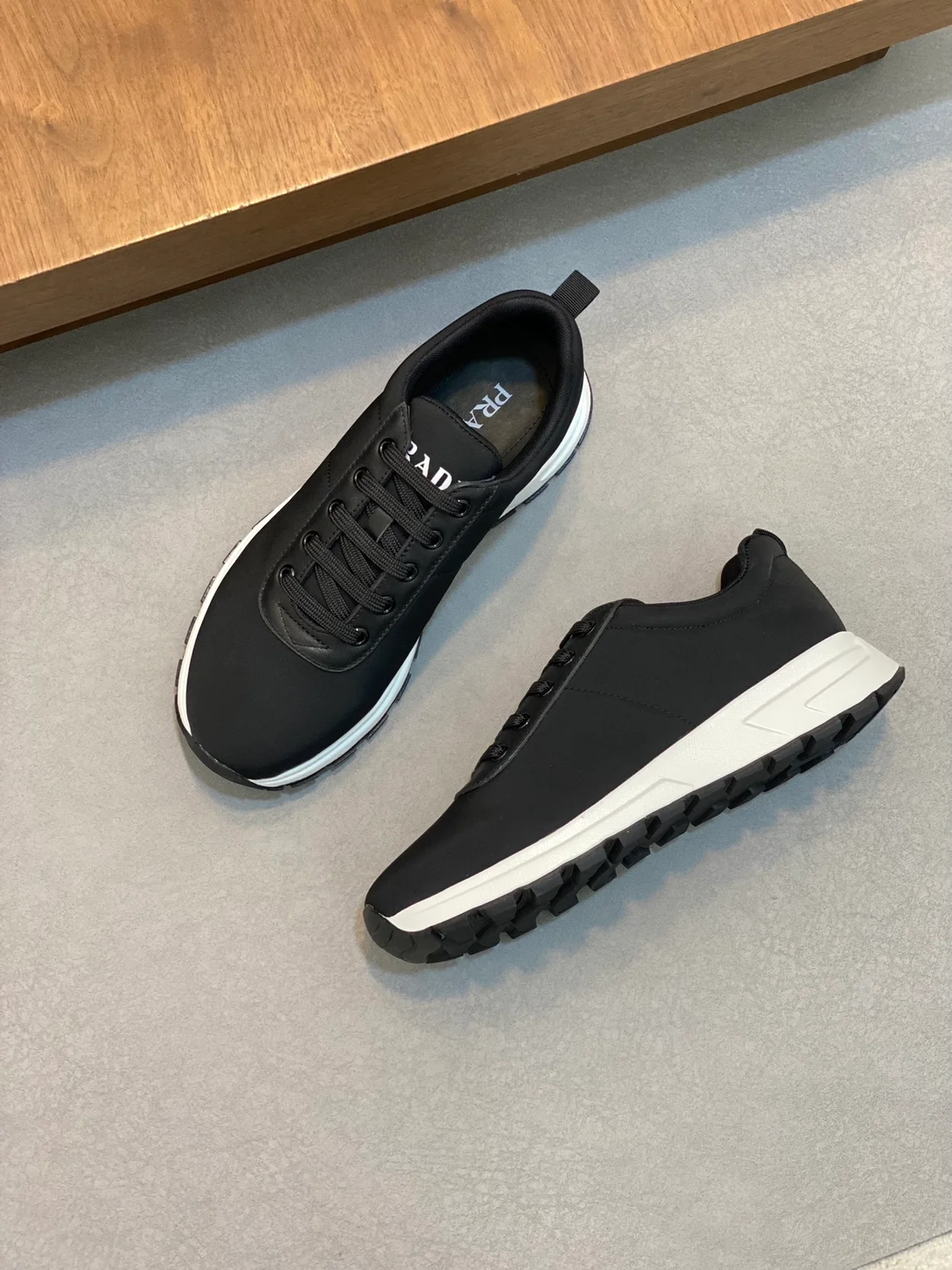 프라다 캔버스 스니커즈 블랙