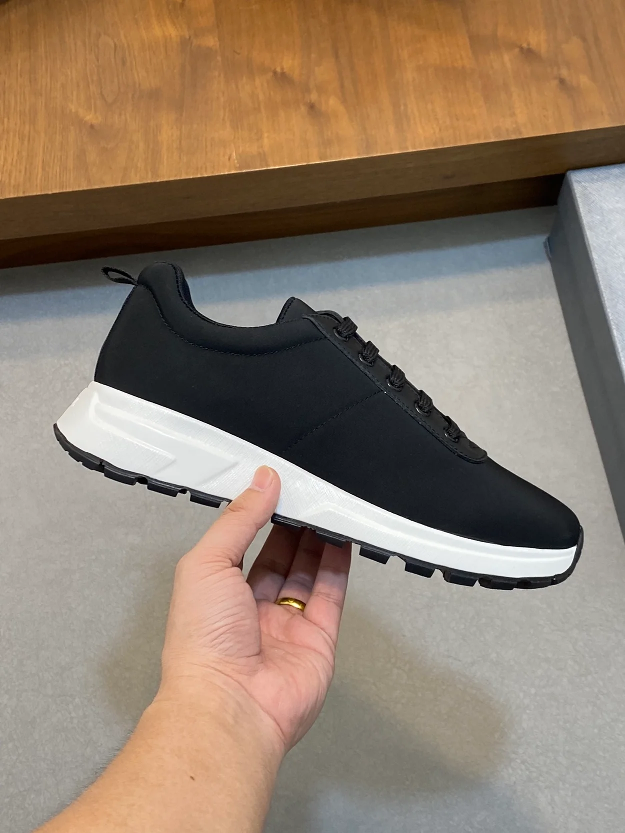 프라다 캔버스 스니커즈 블랙