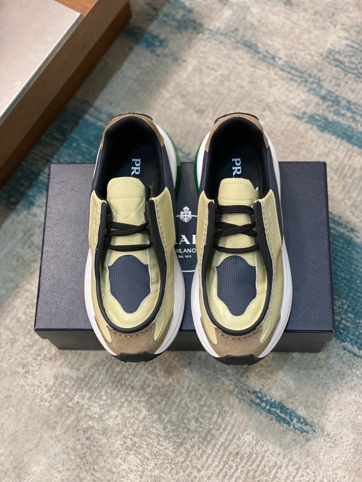 프라다 패널 청키 스니커즈 머스타드 옐로우