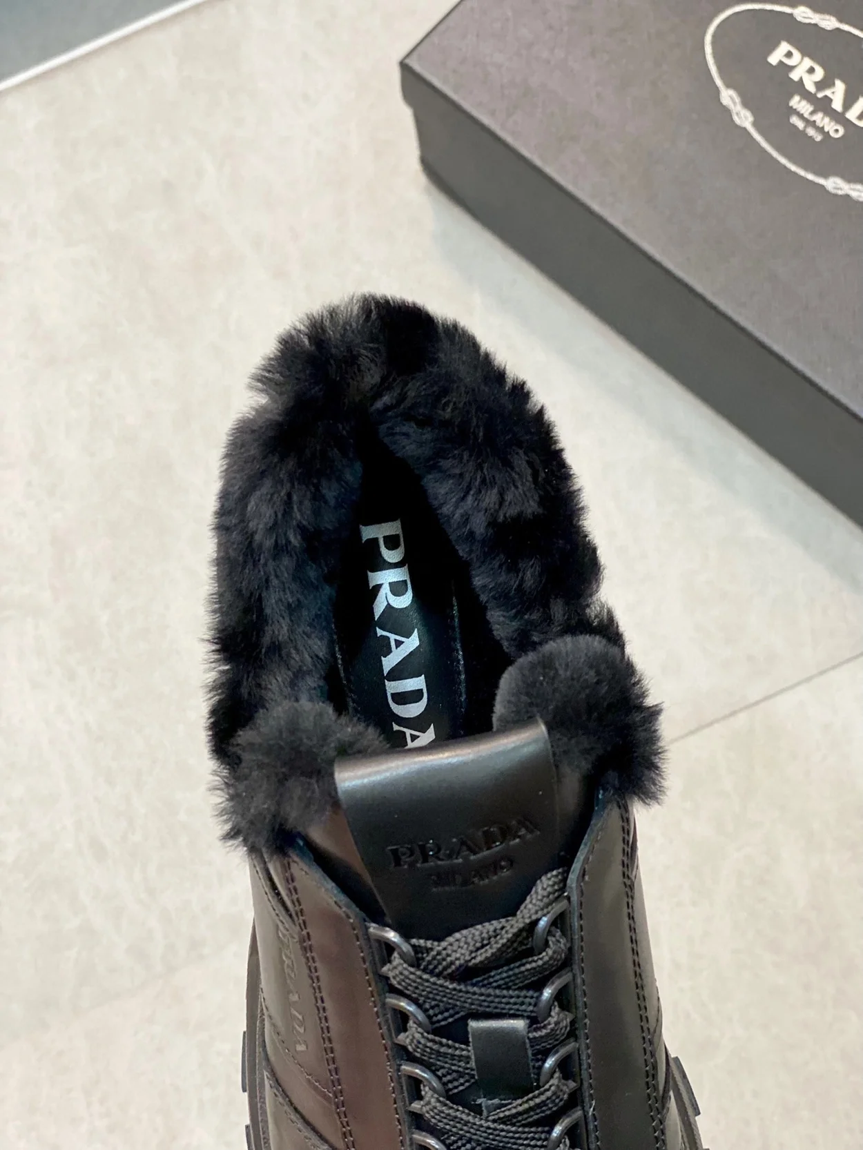 프라다 프락스 레더 로고 남성 스니커즈 블랙