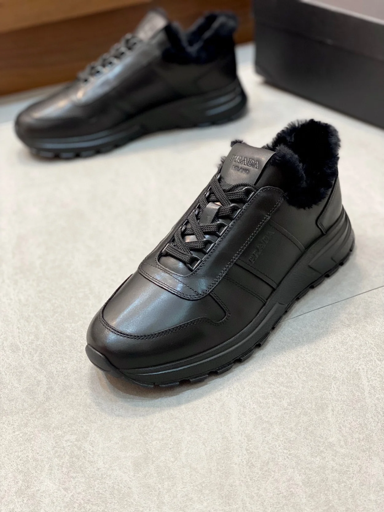 프라다 프락스 레더 로고 남성 스니커즈 블랙