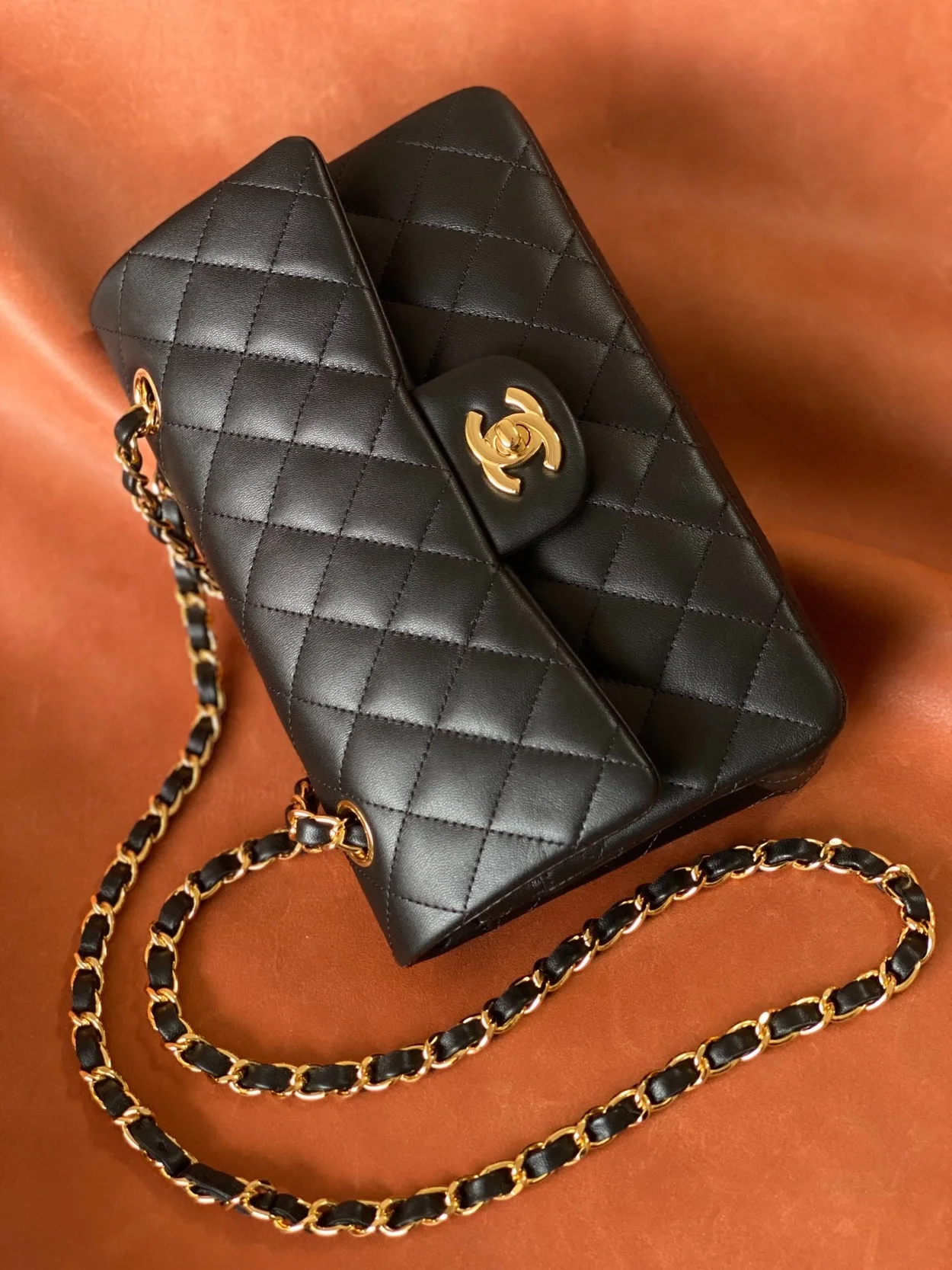 샤넬 클래식 스몰 램스킨 블랙 골드