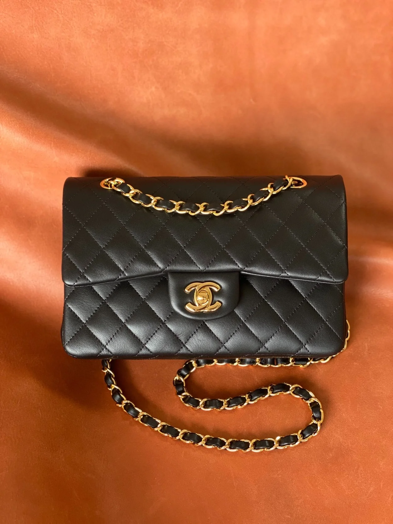 샤넬 클래식 스몰 램스킨 블랙 골드