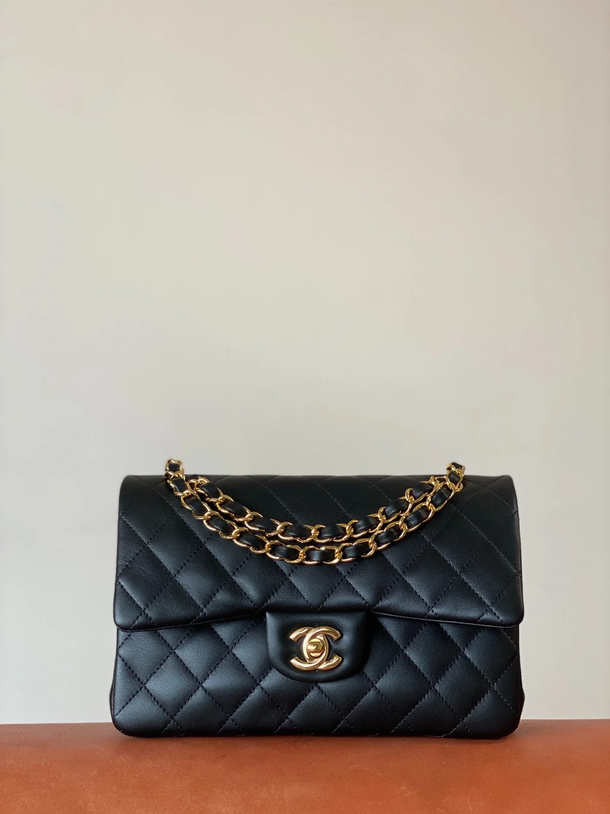 샤넬 클래식 스몰 램스킨 블랙 골드