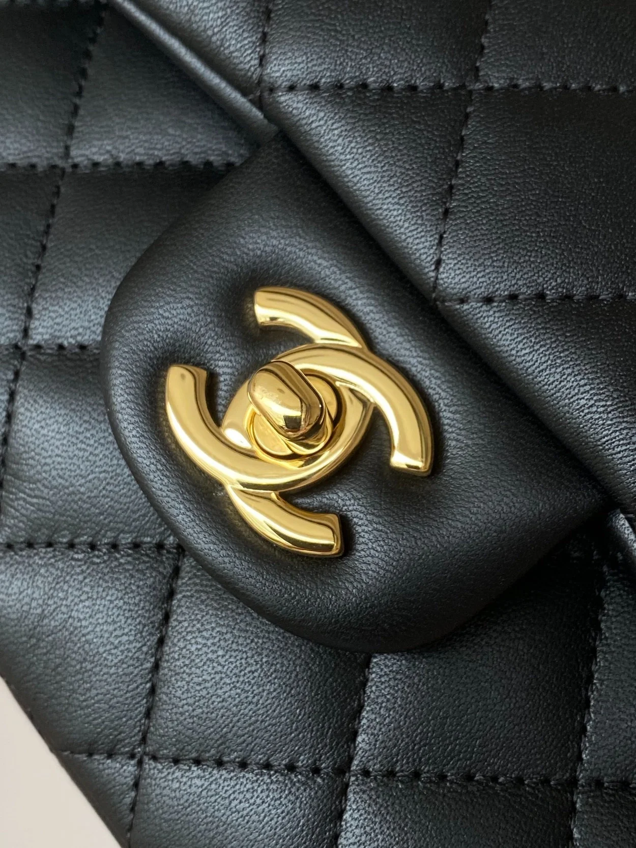 샤넬 클래식 스몰 램스킨 블랙 골드